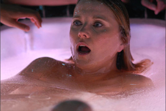 092 A Three (Lucy Lawless) wakes in a resurrection pod