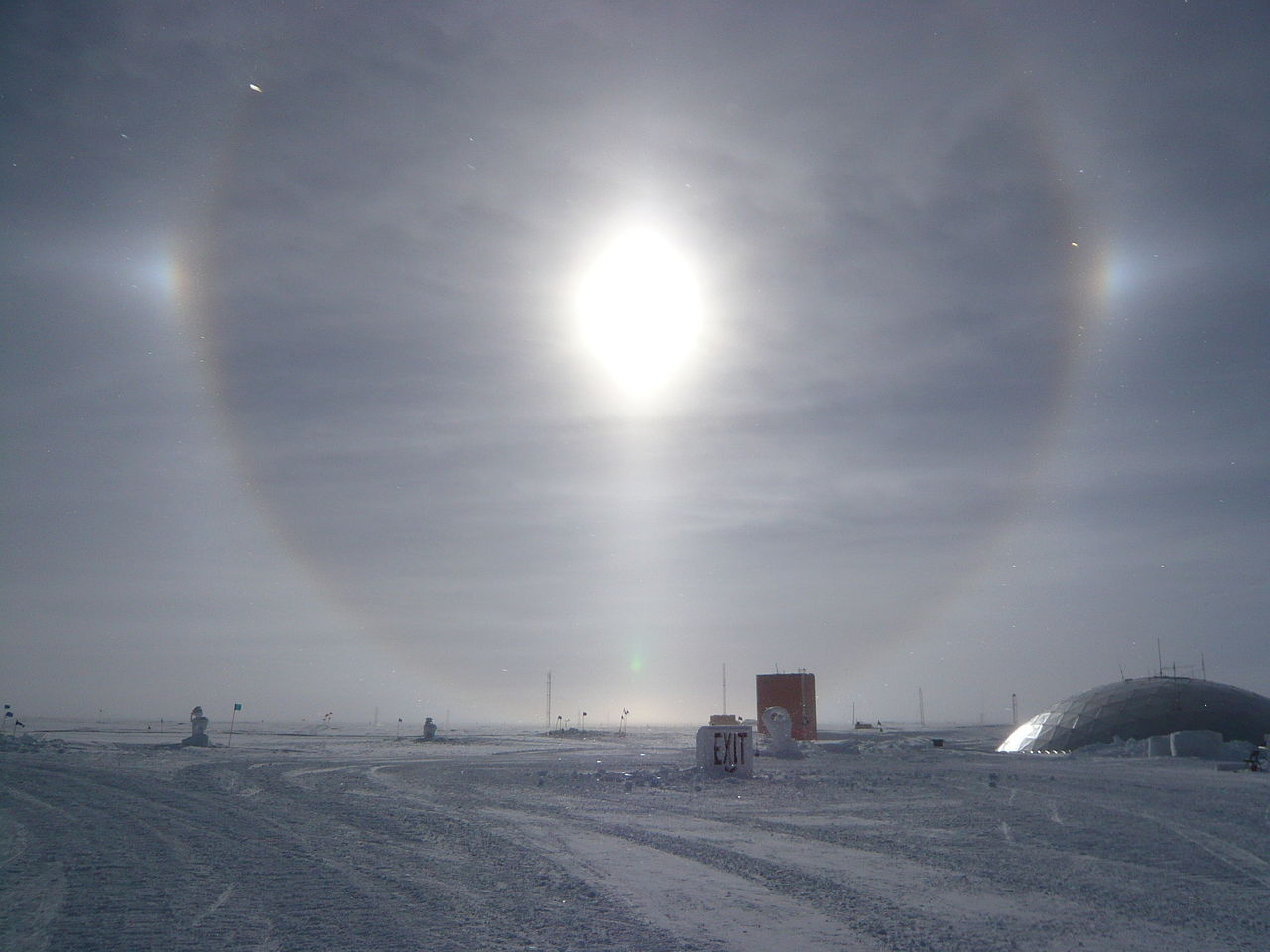 Full-circle_solar_halo_with_parhelia_and_lower_tangent_arc,_South_Pole,_12_Jan_2009