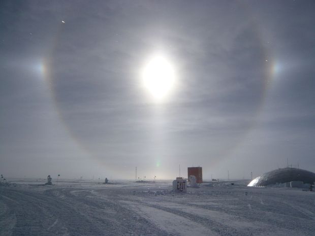 Full-circle_solar_halo_with_parhelia_and_lower_tangent_arc,_South_Pole,_12_Jan_2009